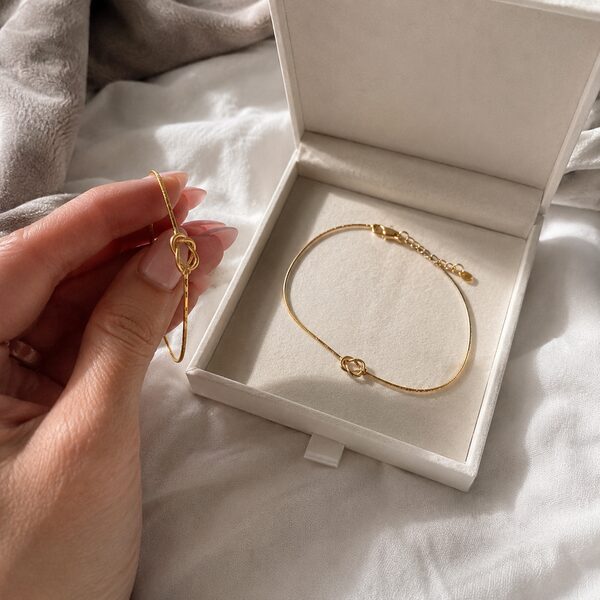 Amora Knot bracelet gift box opening